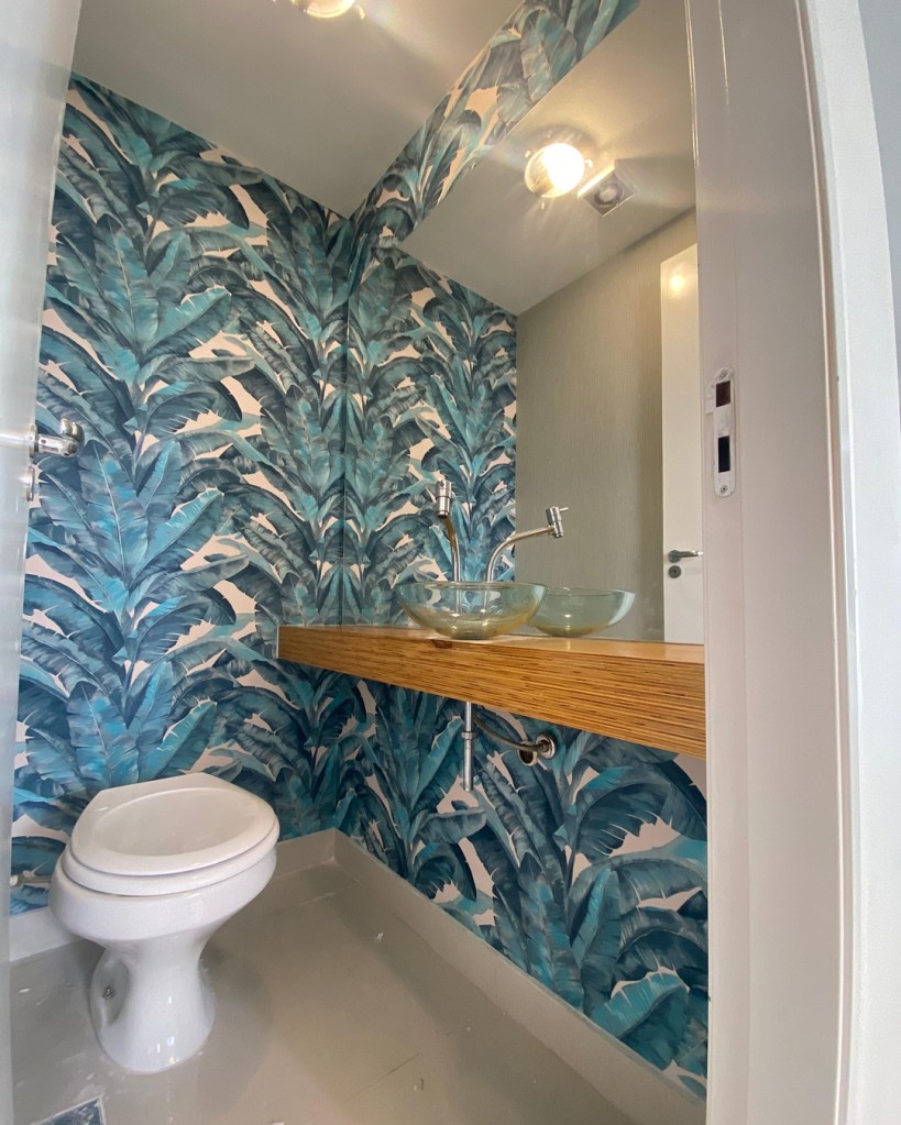 Baño moderno con papel pintado instalado por Empapelador Madrid