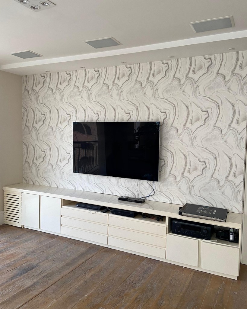 Salón decorado con papel pintado de estilo moderno por Empapelador Madrid