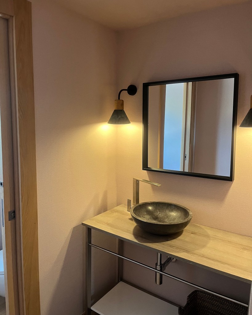 Instalación de Papel Pintado Textil en Cuarto de Baño – Empapelador Madrid