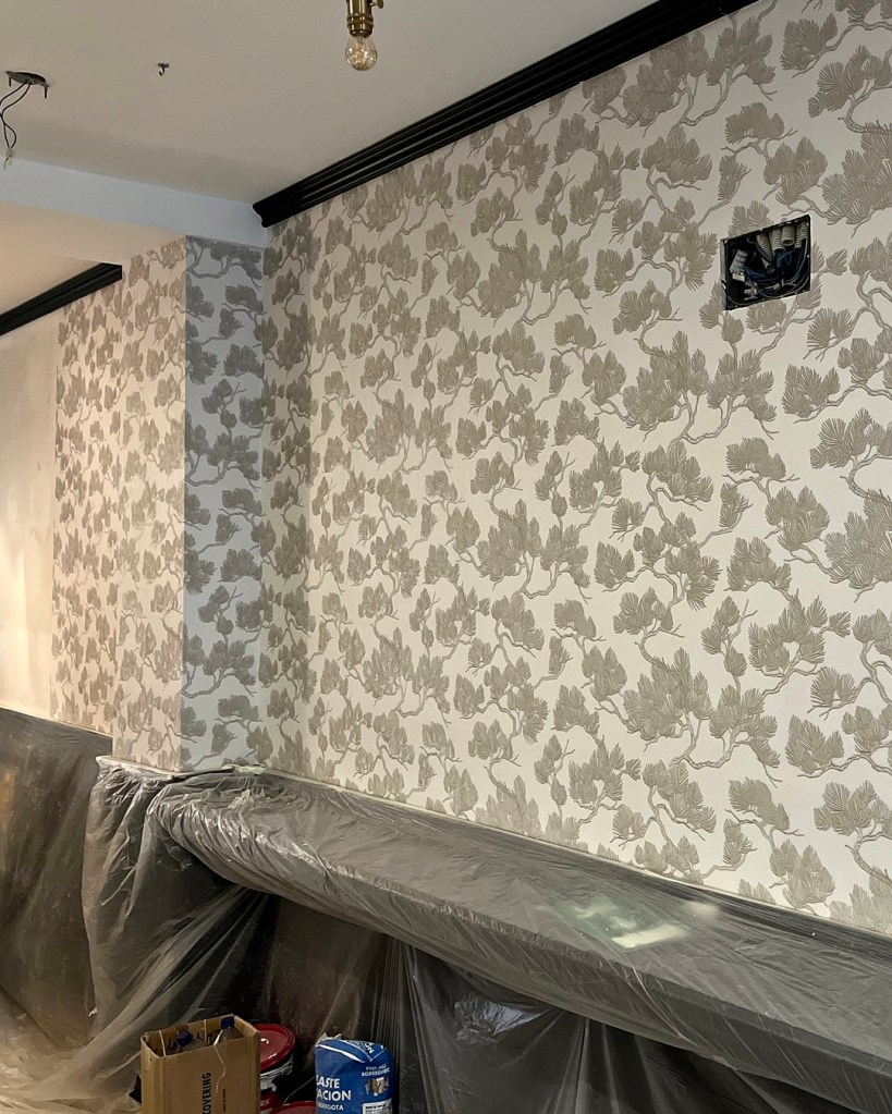 Instalación de papel pintado en la zona principal del restaurante – Empapelador Madrid