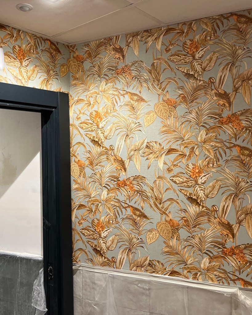 Instalación profesional de papel pintado en zona de baños